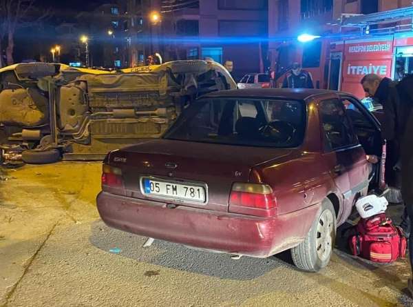 Merzifon'da ticari taksi ile otomobil çarpıştı: 3 yaralı