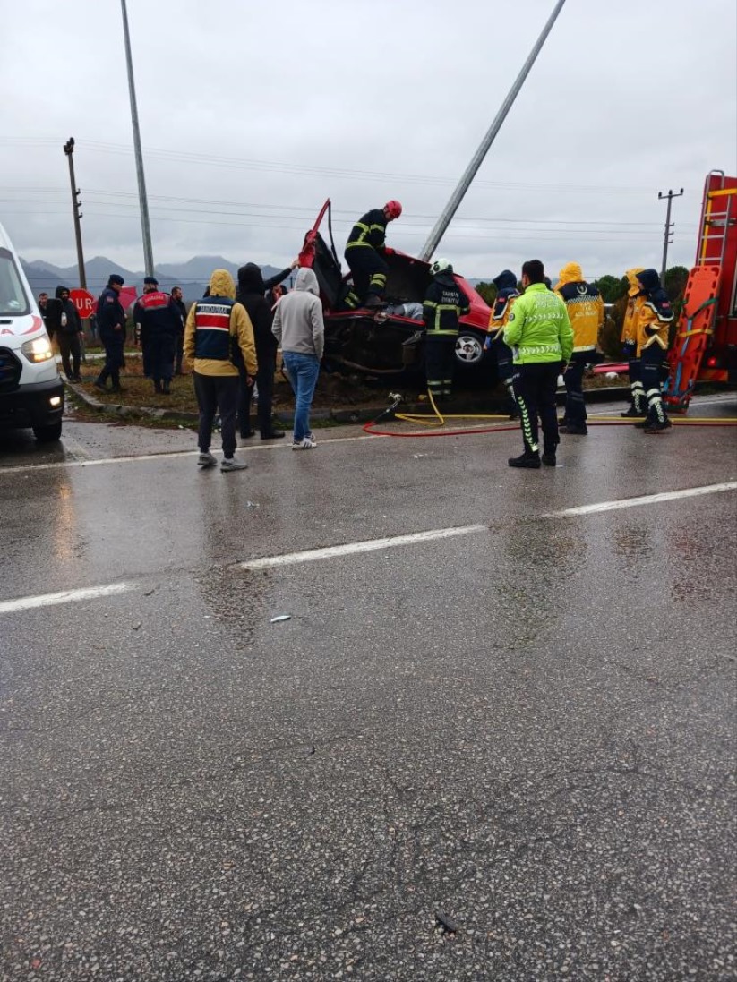 Samsun'da aydınlatma direğine çarpan araç hurdaya döndü: 2 yaralı