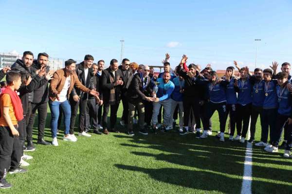 Sazlıspor, şampiyonluk kupasını Başkan Arıkan'ın elinden aldı