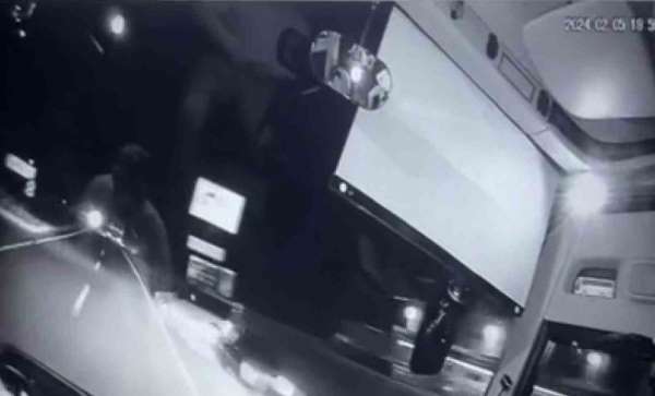 Gümüşhane'de hafif ticari araçla yolcu otobüsünün çarpıştığı kaza kamerada