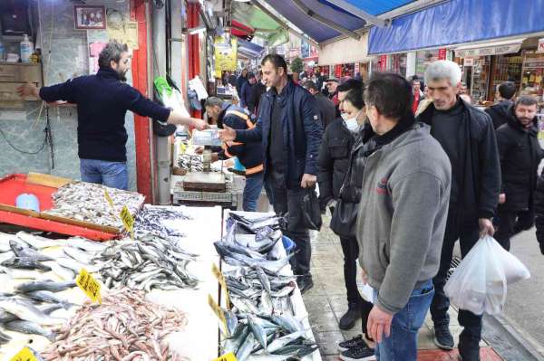 Balık tezgâhlarında en çok rağbeti hamsi, istavrit ve mezgit görüyor