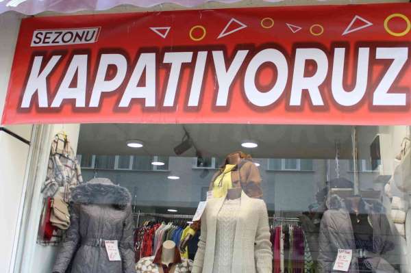Yeni sezon için birçok esnaf kışlık ürünlerde indirim yapmaya devam ediyor
