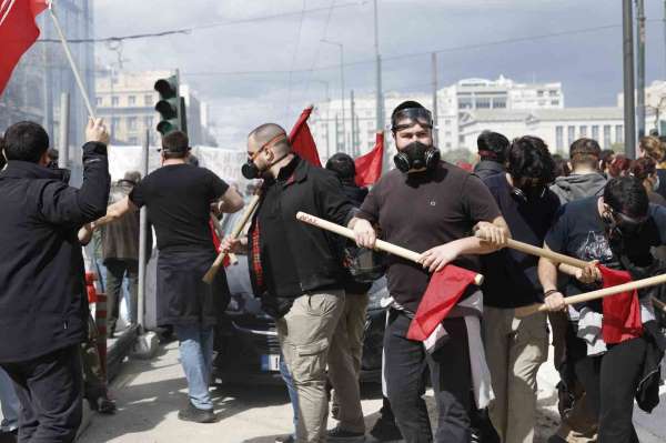 Atina'da tren kazası protestosunda göstericiler polisle çatıştı
