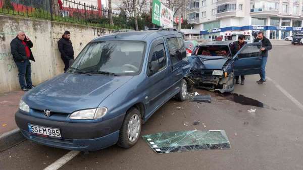 Samsun'da otomobil park halindeki araca çarptı: 1 yaralı