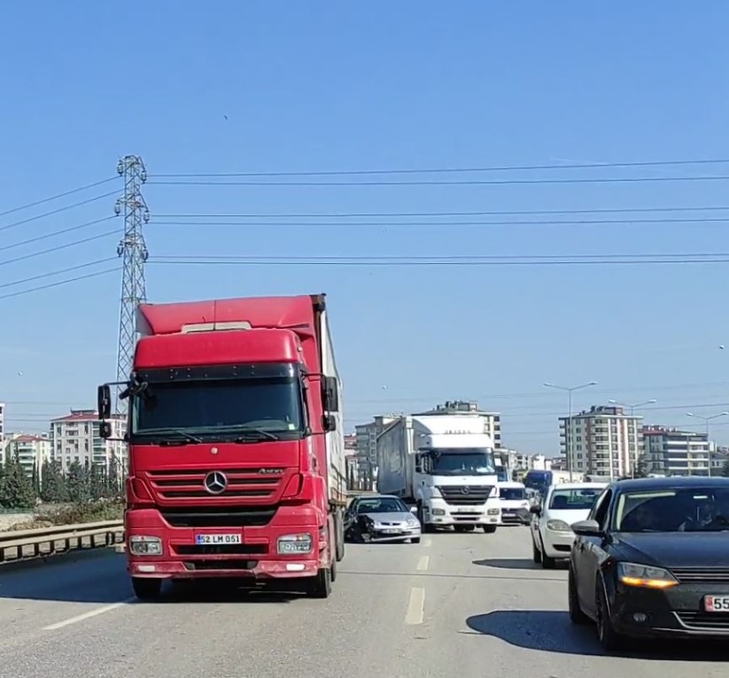 Samsun'da yaşanan kaza sonrası trafik felç oldu!