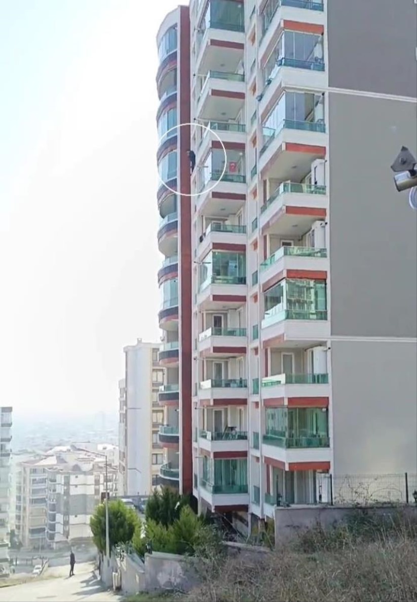 Samsun'da eşinin polise şikayet ettiği kuaför, 8. katın penceresinde intihara kalkıştı