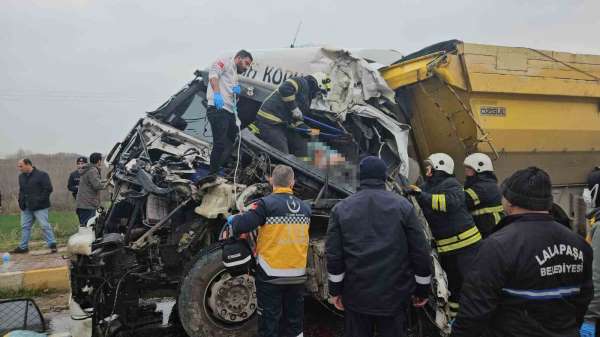 Edirne'de iki kamyonun çarpıştığı kazada bir sürücü feci şekilde hayatını kaybetti