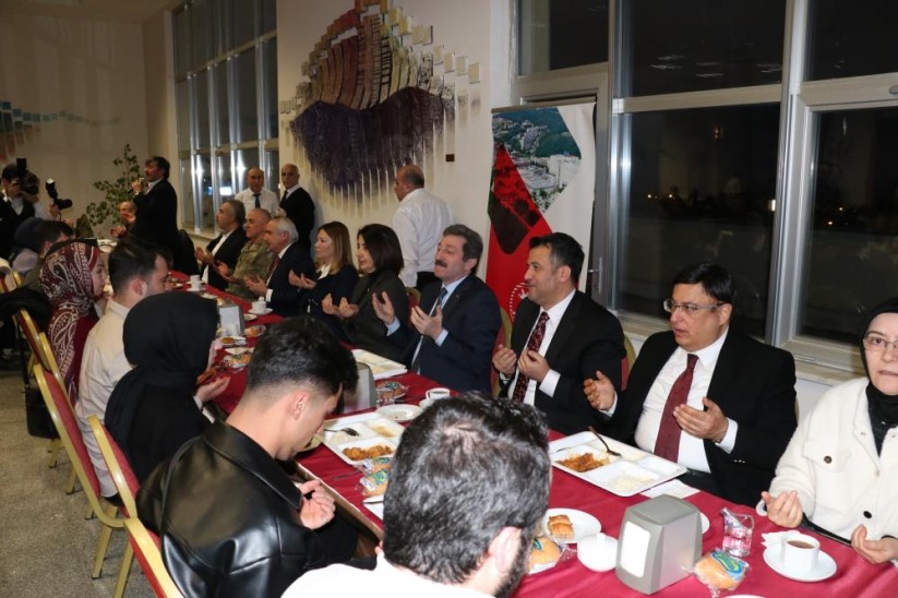 OMÜ'de protokol ve 4 bin 500 öğrenci iftarda buluştu