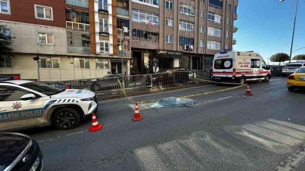 Bayrampaşa'da feci kaza kamerada: Yolun karşına geçen yayaya çarpıp kaçtı, kısa sürede yakalandı