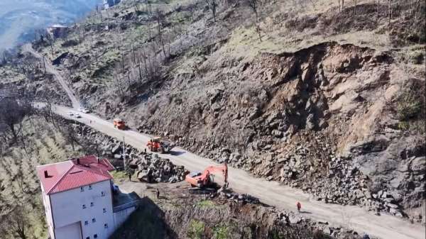 Ordu'da heyelan nedeniyle kapanan yol, kontrollü olarak ulaşıma açıldı