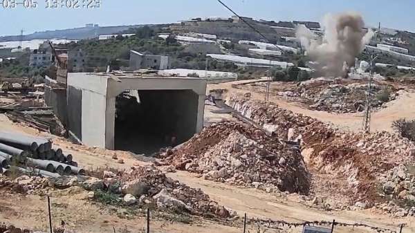 Otoyol şantiyesindeki patlamada kaya parçaları evlere isabet etti: 2 yaralı