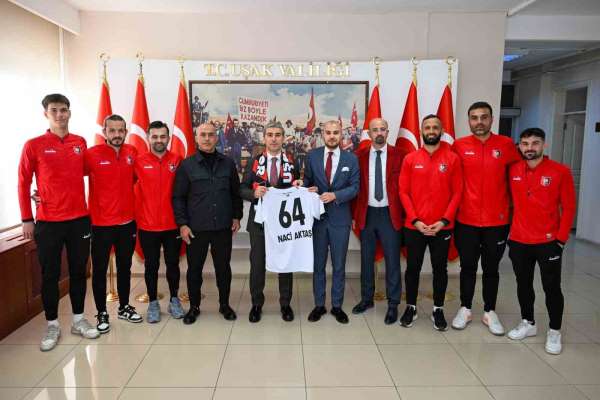 Vali Aktaş, Uşakspor oyuncularını ve teknik ekibini ağırladı