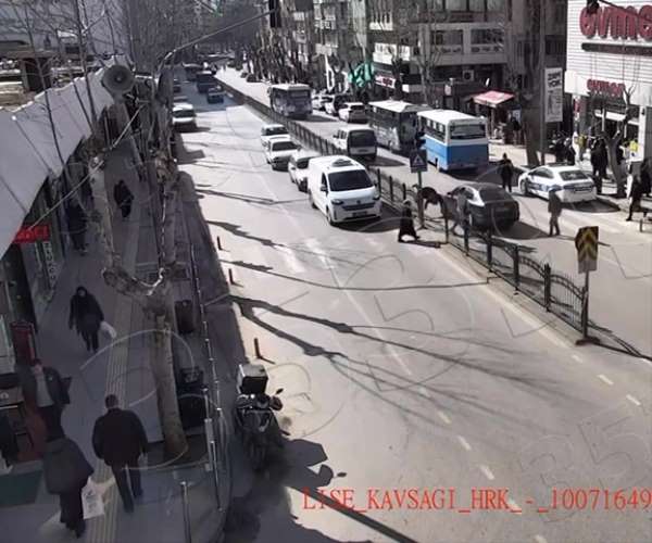 Yaya geçidinden geçen kadına otomobil çarptı, kaza anı kamerada