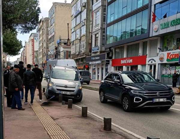 Hafif ticari araç kaldırıma çıktı, trafik levhası ve dubayı devirdi