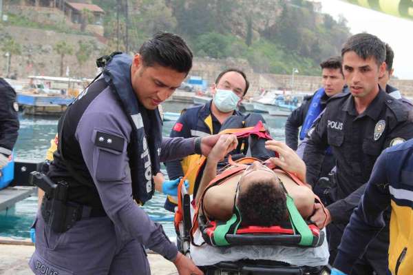 Antalya'da falezlerden düşen üniversite öğrencisini, deniz polisi kurtardı