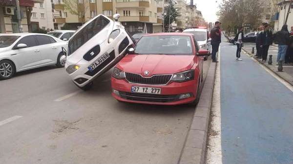 Kaza yapan araç park halindeki aracın üzerinde asılı kaldı - Gaziantep haber