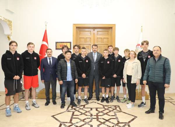 Sivasspor'da idman yapan Ukraynalı sporculardan Vali Ayhan'a ziyaret - Sivas haber