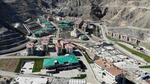 Taşınma işlemi tamamlanan Yusufeli'nde vatandaşlar yeni ilçeye alışmaya çalışıyor