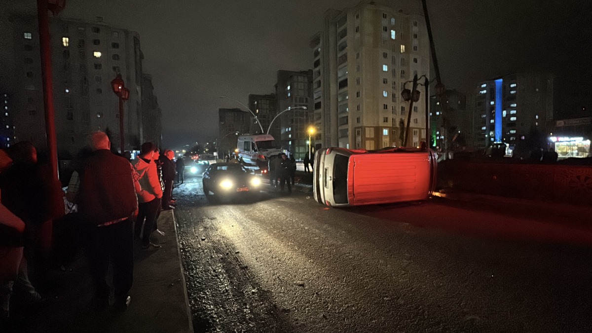 AMBULANS İLE MİNİBÜS ÇARPIŞTI