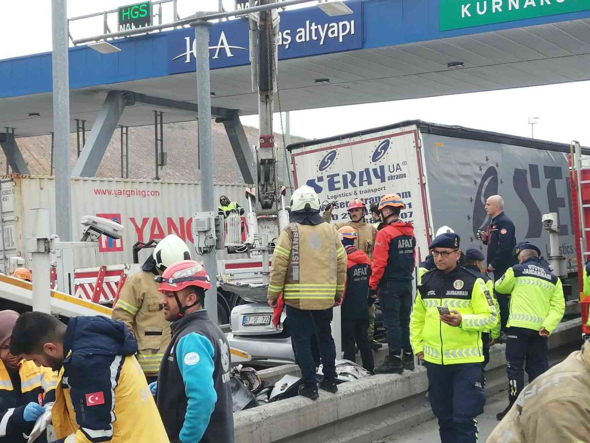 Kuzey Marmara Otoyolu'nda feci kaza: Otomobil tırın altına girdi, 4 kişi hayatını kaybetti