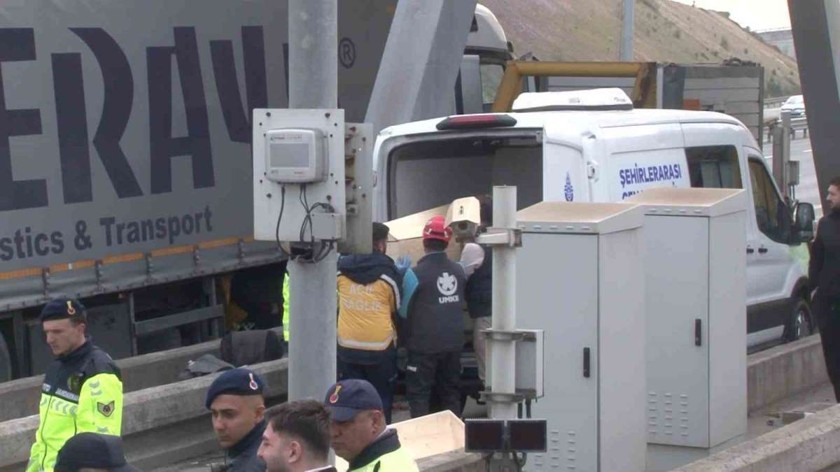 Kuzey Marmara Otoyolu'ndaki kazada hayatını kaybedenlerin cenazeleri morga kaldırıldı