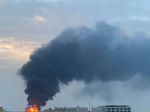 Bahreyn'e yapılan İran saldırıları yangına yol açtı