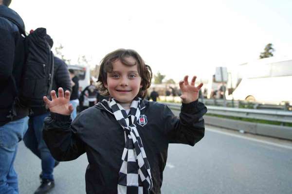 Beşiktaşlı taraftarlar derbi için Kadıköy'de