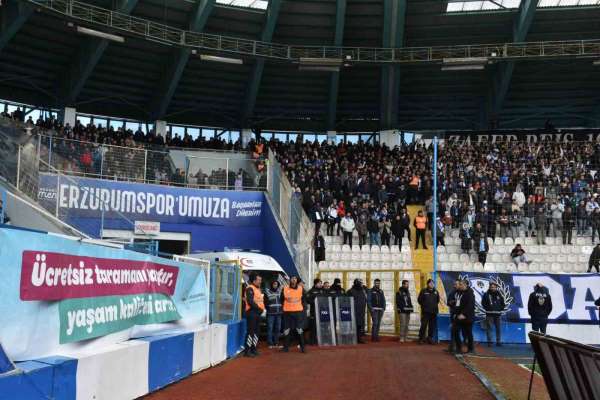 Erzurumspor tribünlerinden anlamlı mesaj: 'Ücretsiz taramanı yaptır, yaşam kaliteni artır'