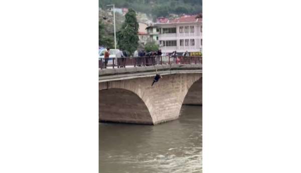 Köprüden nehre atlayan şahsı ekipler kurtardı: O anlar kamerada