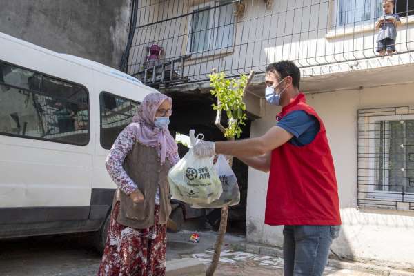 Üreticinin elinde kalan sebzeler, dar gelirli vatandaşlara dağıtılıyor