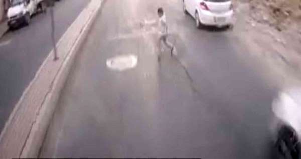 Özel halk otobüsünün çocuğa çarptığı kaza kameraya yansıdı - Şanlıurfa haber
