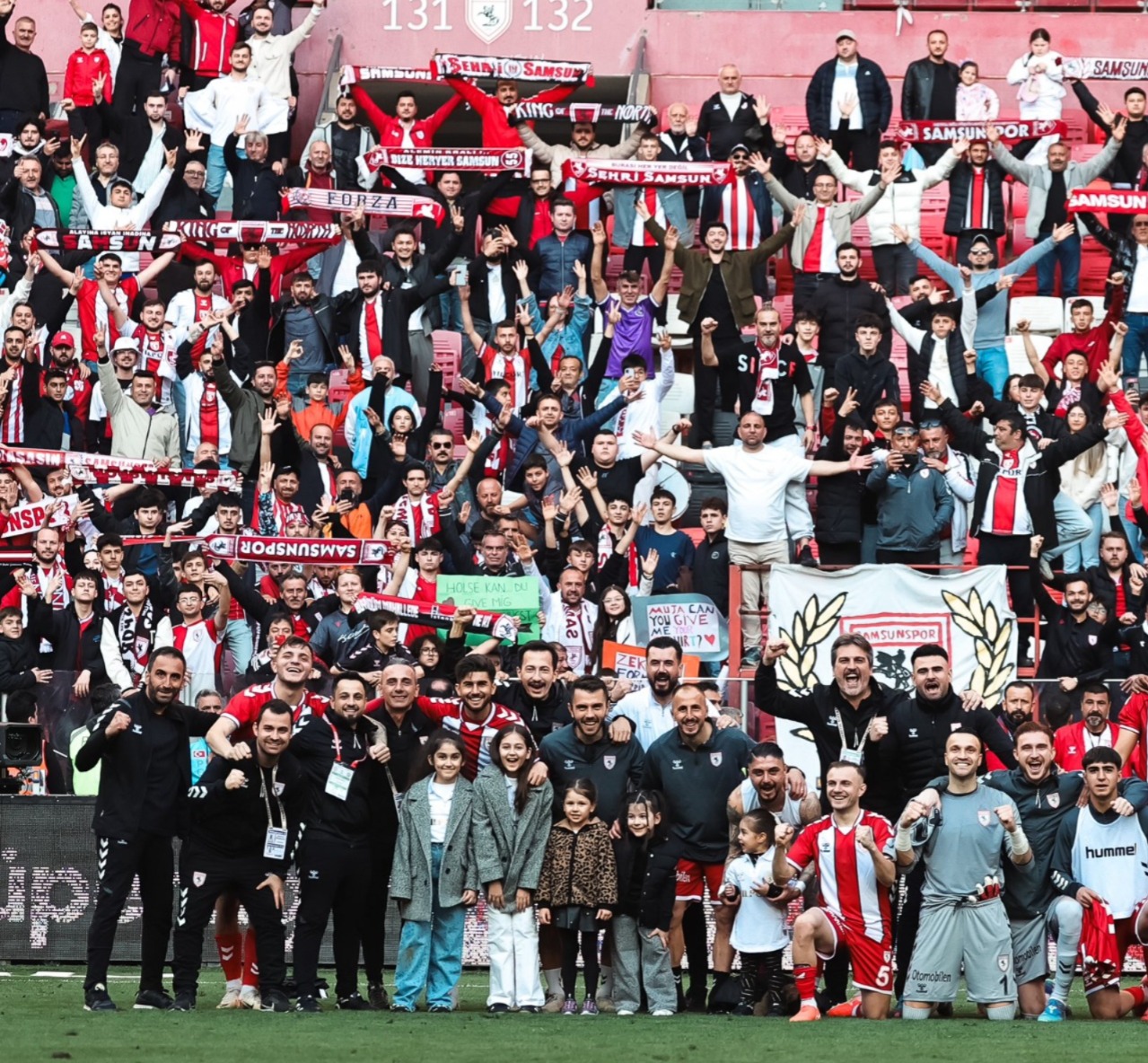 Zafer Pozu Tribünlerle