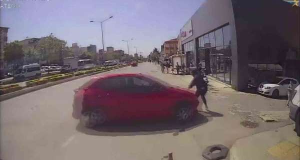 Ataşehir'de zincirleme kaza: Savrulan araç yayaya çarptı