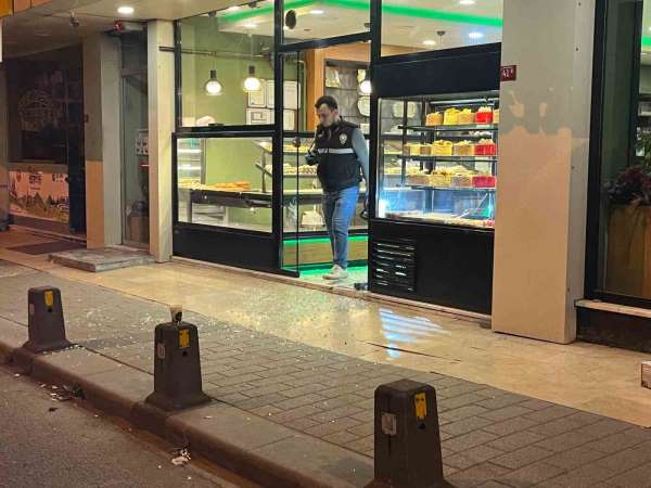 Gaziosmanpaşa'da husumetlisinden kaçarak kafeye saklanan genç, silahlı saldırıda yaralandı