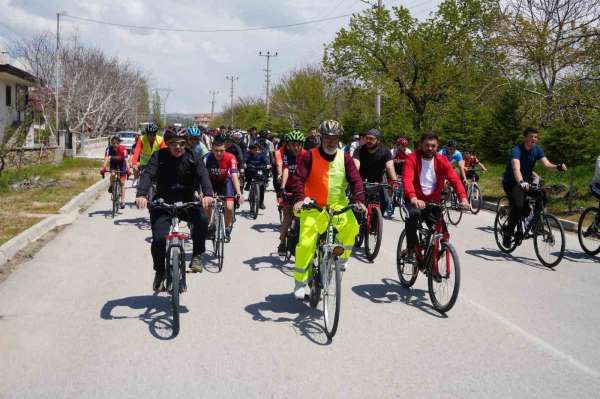 Niğde'nin tarihi rotasında yüzlerce sporcu pedal çevirdi