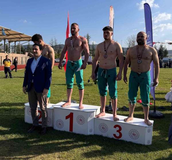 Sakarya Büyükşehirli pehlivanlardan Bilecik'te bir altın bir gümüş madalya