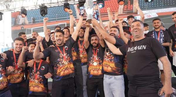 TFF 2. Lig'e yükselen Mardin 1969 Spor, şampiyonluk kupasını aldı