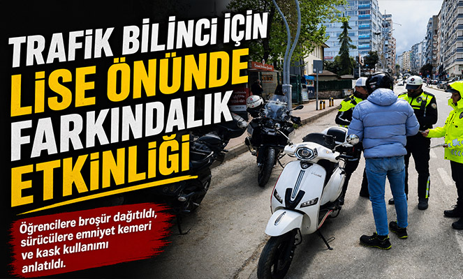 Trafik bilinci için lise önünde farkındalık etkinliği