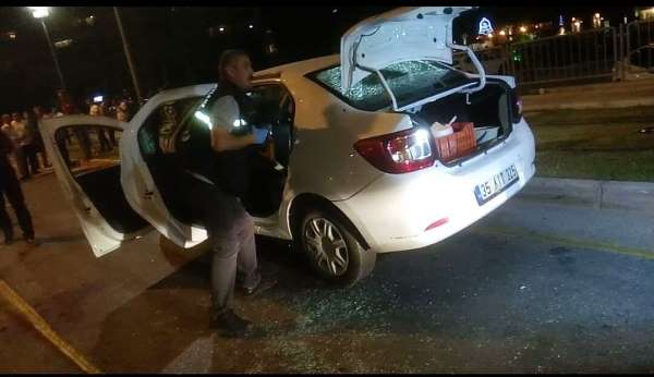 İzmir'de seyir halindeki otomobile silahlı saldırı: 1 ölü, 1 yaralı - İzmir haber