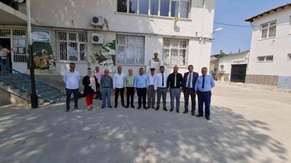 Tire'de iki mahallede 14 adayın yarıştığı muhtarlık seçimlerinde dostluk kazandı