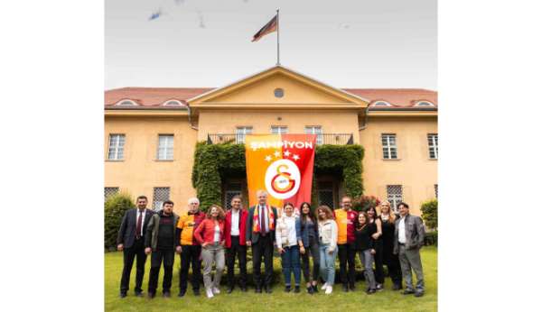 Almanya Büyükelçiliğine Galatasaray bayrağı asıldı