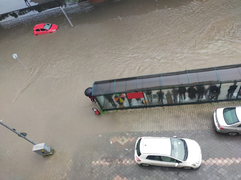 Samsun'da sağanak nedeniyle su basan yollarda araçlar mahsur kaldı