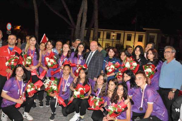 Menteşe Spor Lisesi Kız Hokey takımı Türkiye şampiyonu oldu