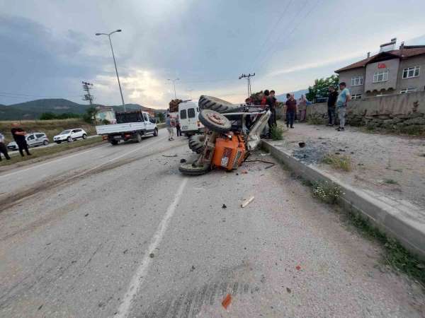 Sinop'ta traktör minibüsle çarpıştı: 1 ölü, 1 yaralı