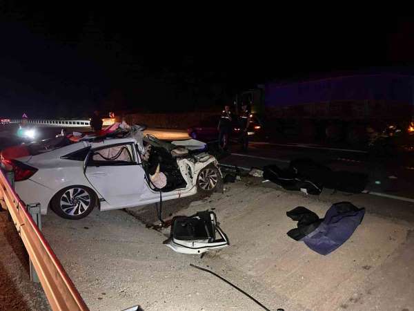 Balıkesir'de arefe günü kazayla başladı: Kamyona çarpan otomobilde 2 kişi hayatını kaybetti
