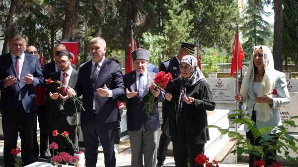 Burdur'da protokol şehitliği ziyaret etti