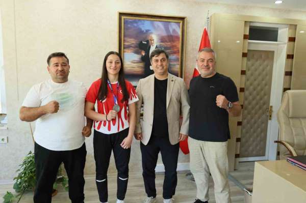 Dünya ikincisi Cemile Aykoç'a tebrik ve ödül