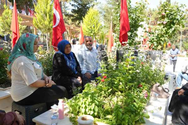 Gaziantep'te mezarlıklar ve şehitlikler Arefe günü doldu taştı