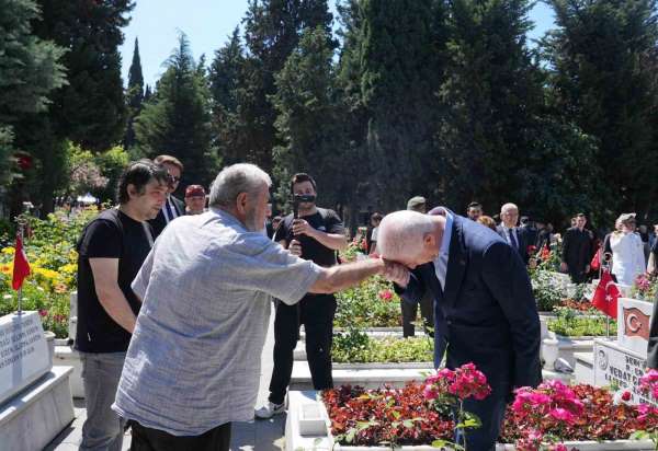 İstanbul Valisi Davut Gül, Edirnekapı Şehitliği'ni ziyaret etti