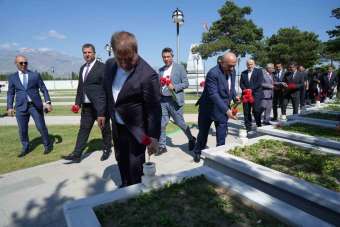 Kurban Bayramında şehitlik ve mezarlık ziyaret edildi